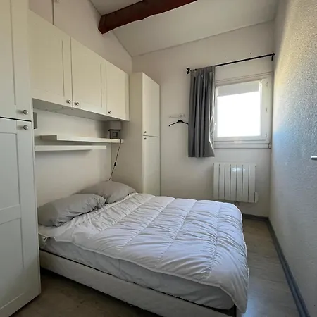 Sete: 2 Pieces Mezzanine A 300m De La Avec Parking Securise - Fr-1-338-621 Apartmán Sète